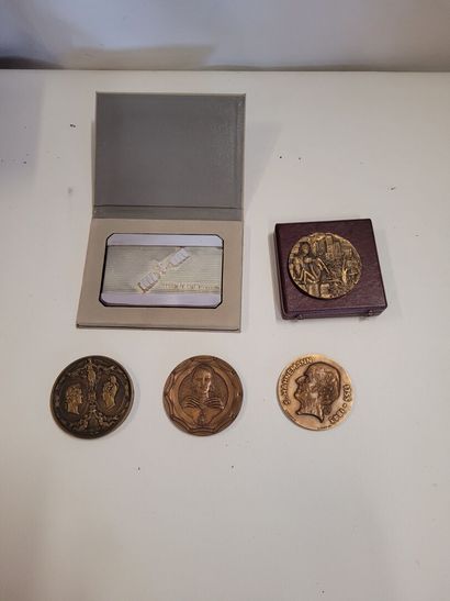 Lot de 4 médailles en bronze, dont une légion...