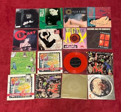 Un lot de 16 vinyles 45T de Siouxie and the...