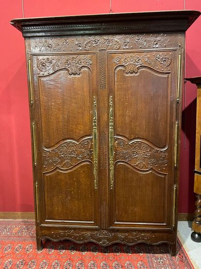 Une armoire normande en chêne, ouvrant à...