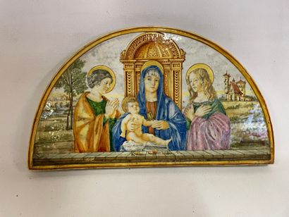 Faïence de Nevers, bas relief demi-lune,...