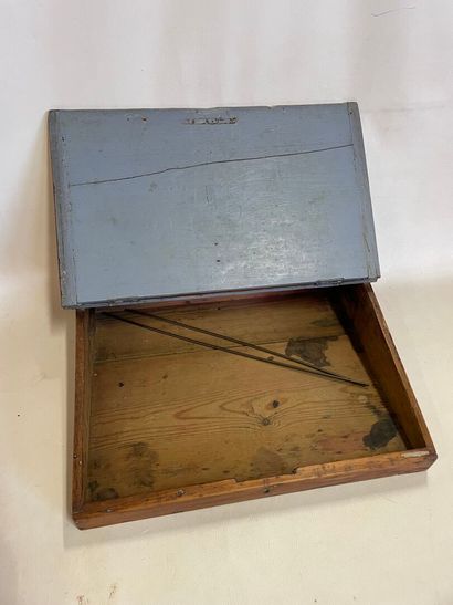 Un pupitre d'école en bois blanc, avec encrier...