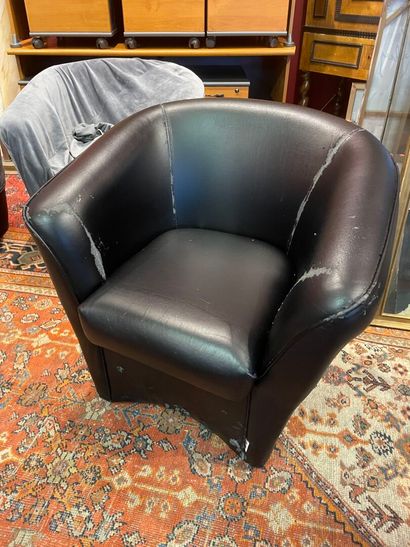 Un lot de 4 fauteuils club, usures vendu...