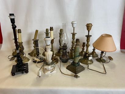 Lot de 16 pieds de lampe en bronze, laiton,...