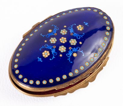 Petite boite ovale en porcelaine et décor...