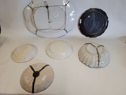 Lot d'un plat (48x39) et de 5 assiettes en...