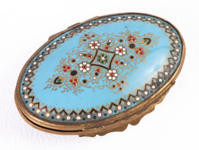 Petite boite ovale en porcelaine et décor...