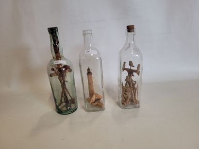 lot de 3 compostions d'art populaire en bouteilles...