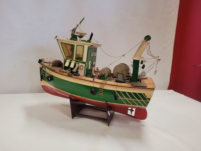 Une maquette de bateau de pêche en bois,...