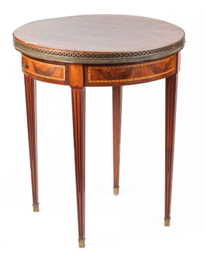 Table bouillotte en placage de style Louis...