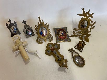 Ensemble religieux, comprenant 4 oratoires...