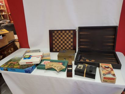 Lot de jeux dont dominos en os, jeux tarots...
