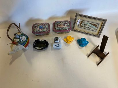 Lot d'objets dans le gout asiatique, comprenant...
