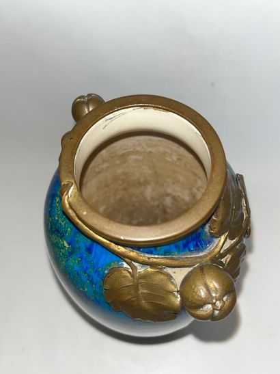 un vase en porcelaine de Sèvres, art nouveau,...