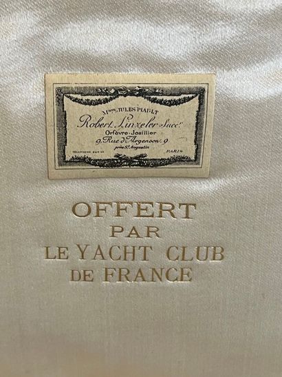 Un vide poche en Argent aux Armes du Yacht...