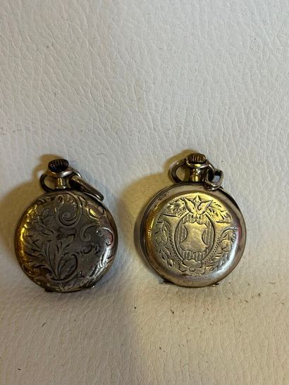 Un lot de deux montres à gousset en argent....