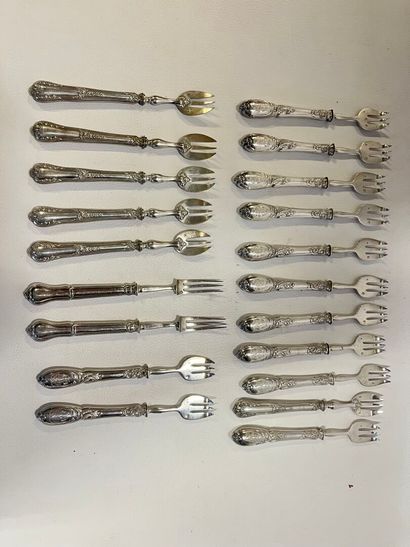 Un lot de 20 fourchettes, divers modèles,...