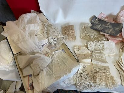 Un lot de tissus anciens, comprenant robes...