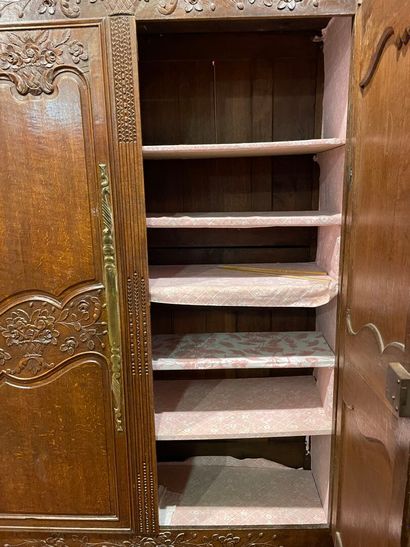 Une armoire normande en chêne, ouvrant à...