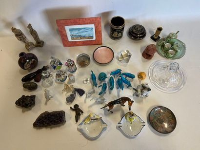 Un lot d'objets de curiosité et de vitrine...