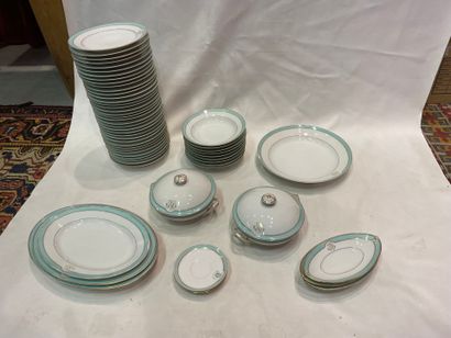 Une partie de service en porcelaine blanche...