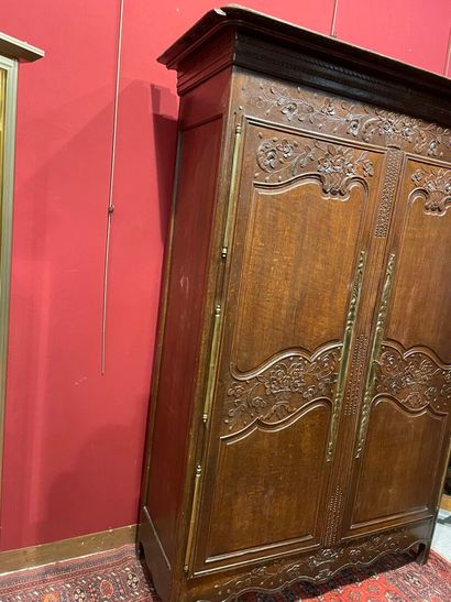 Une armoire normande en chêne, ouvrant à...