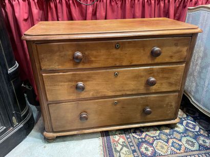 Une commode de style anglais ouvrant à trois...