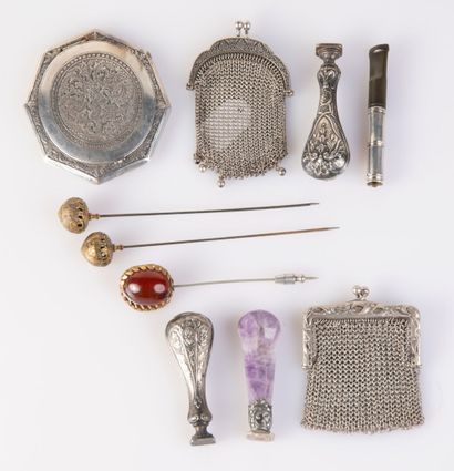 Un lot comprenant trois cachets en argent...