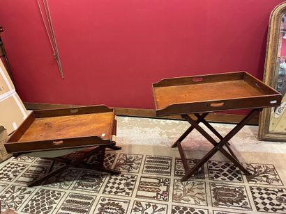 Un lot de deux tables plateau de bateau,...