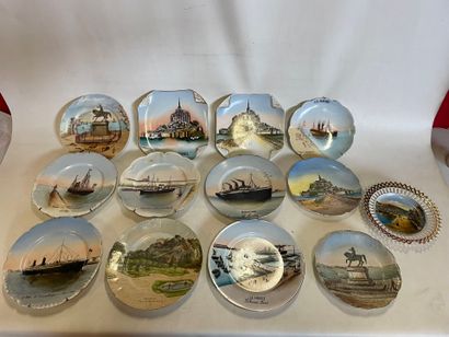 Lot de 13 assiettes de souvenirs de voyages,...