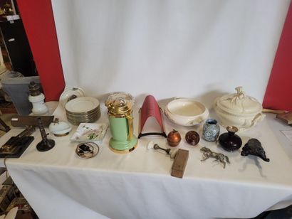 Lot d'objets divers dont soupières, assiettes...