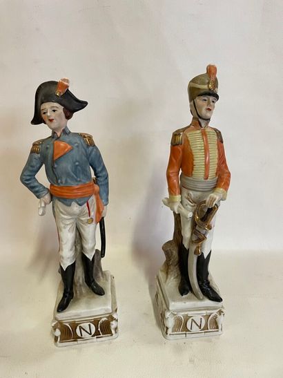 Lot de 2 statuettes en porcelaine, soldats...