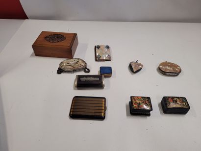 Lot de 10 objets comprenant 2 boites à pilules...