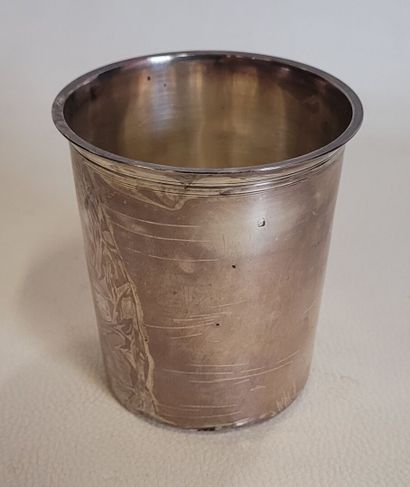 Une timbale en argent, poids 46 ,5 g, H 9...