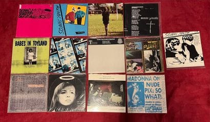 Un lot de 13 vinyles dont 12 de Sonic Youth...
