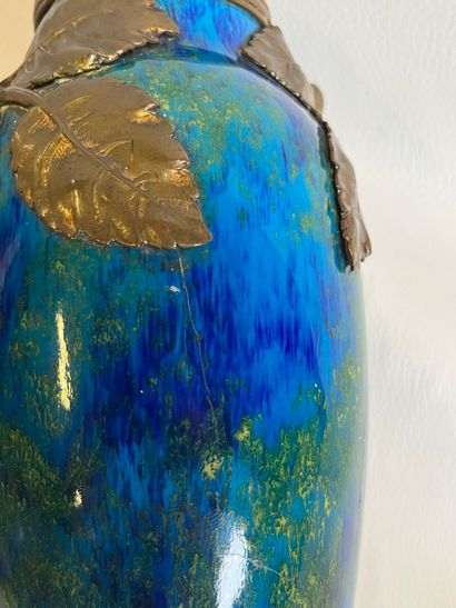 un vase en porcelaine de Sèvres, art nouveau,...