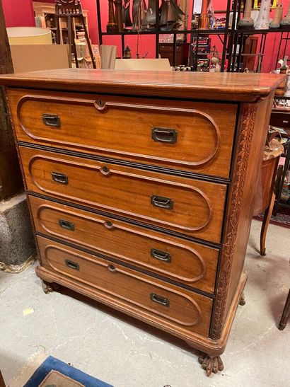 Une commode se composant de 4 tiroirs, sculpté...