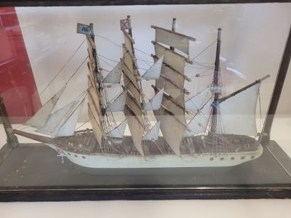 Une maquette de voilier sous vitrine en bois...