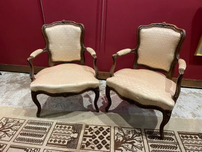 Paire de fauteuils cabriolet de style Louis...