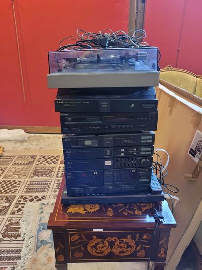 Une chaine Hifi de marque Akai avec ses enceintes...