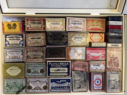 Lot de 2 vitrines plates comprenant un ensemble...