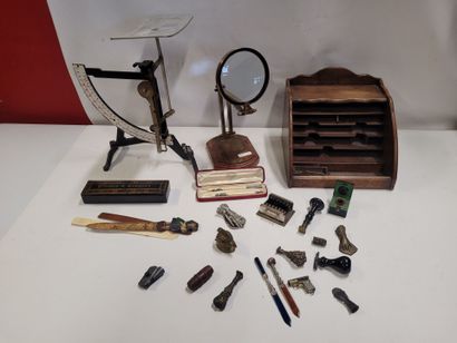 Lot comprenant un pèse lettres, loupe de...