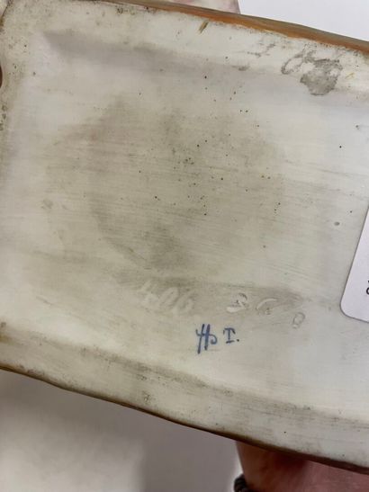 Vase en porcelaine représentant un groupe...