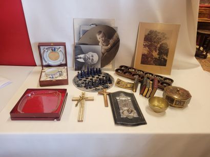 Un lot d'objets divers comprenant livres...