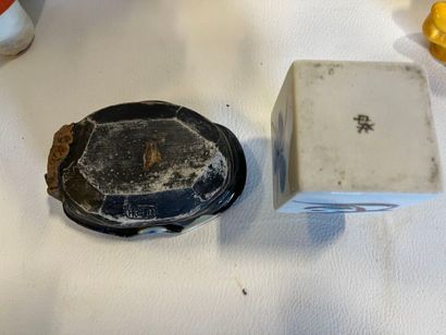Lot d'objets dans le gout asiatique, comprenant...