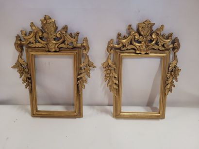 Paire de cadres en bois doré, fronton à décor...