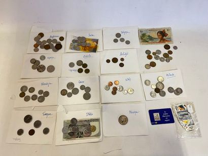 Un lot de monnaies étrangères et timbres