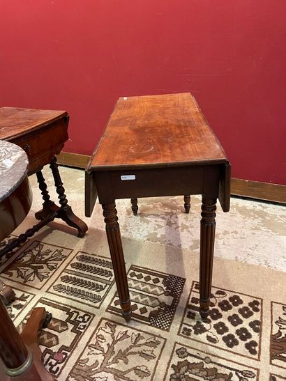 Lot de 4 meubles comprenant un gueridon de...