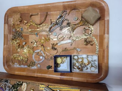 Un lot de bijoux fantaisie et en plaqué or,...