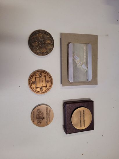 Lot de 4 médailles en bronze, dont une légion...
