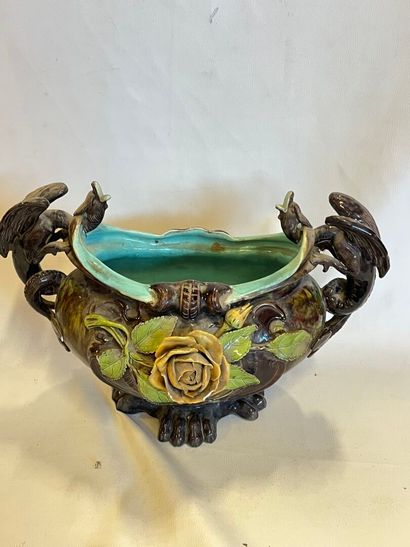 Une jardinière en barbotine à décors de gargouilles...